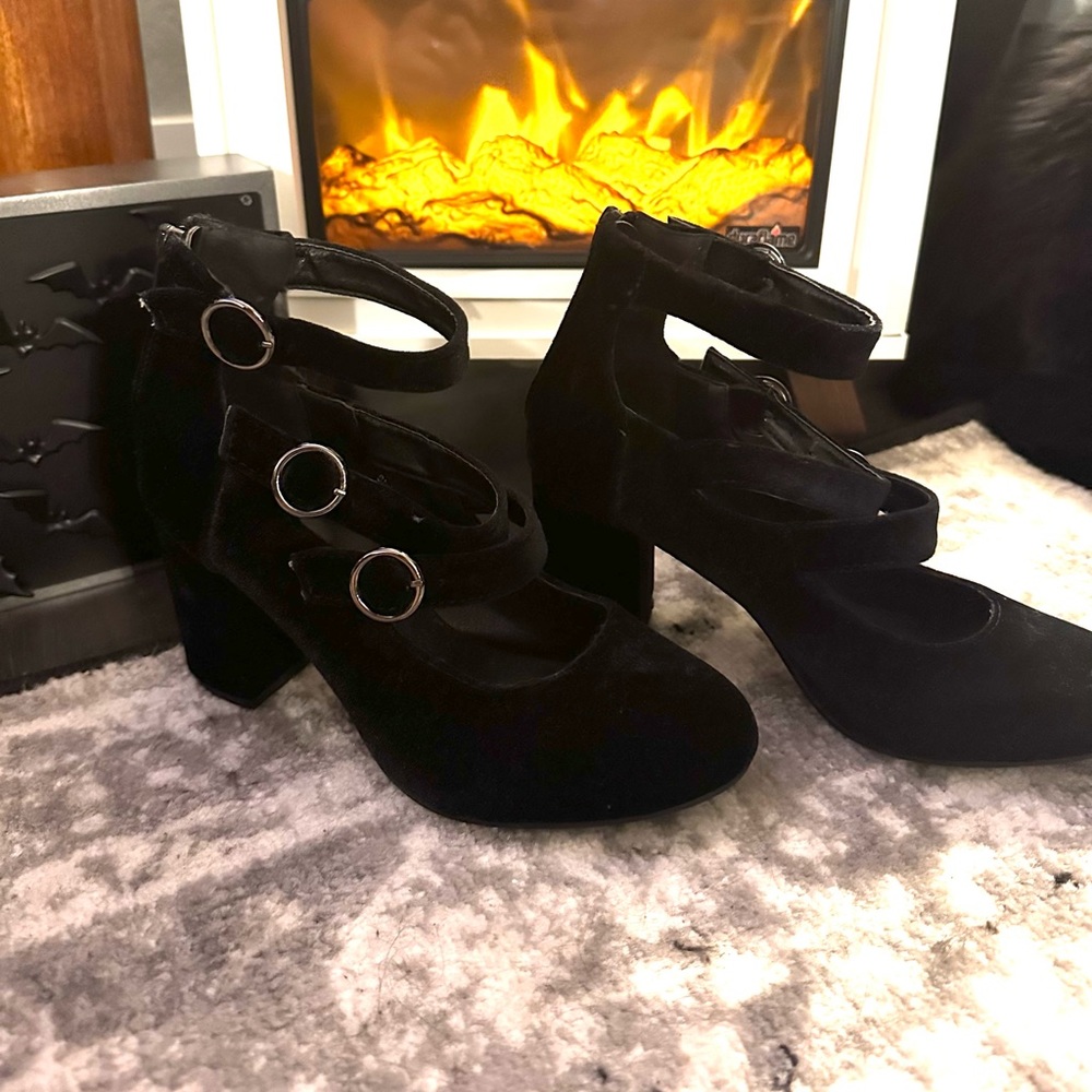 Strapped Velvet Heels W/Buckle